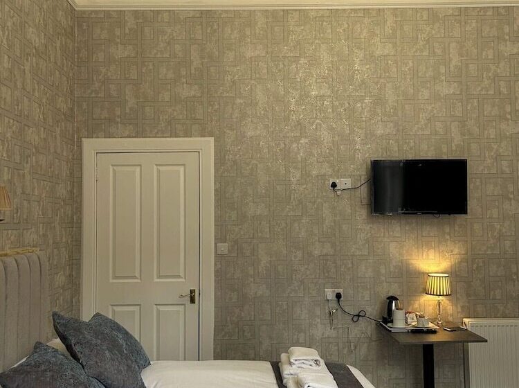 חדר משפחתי, Alexander Guest House