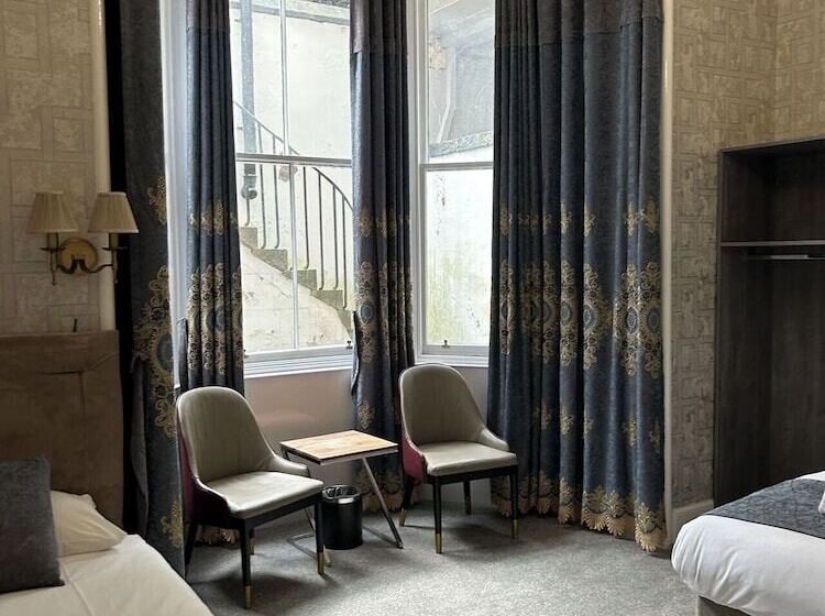 חדר משפחתי, Alexander Guest House