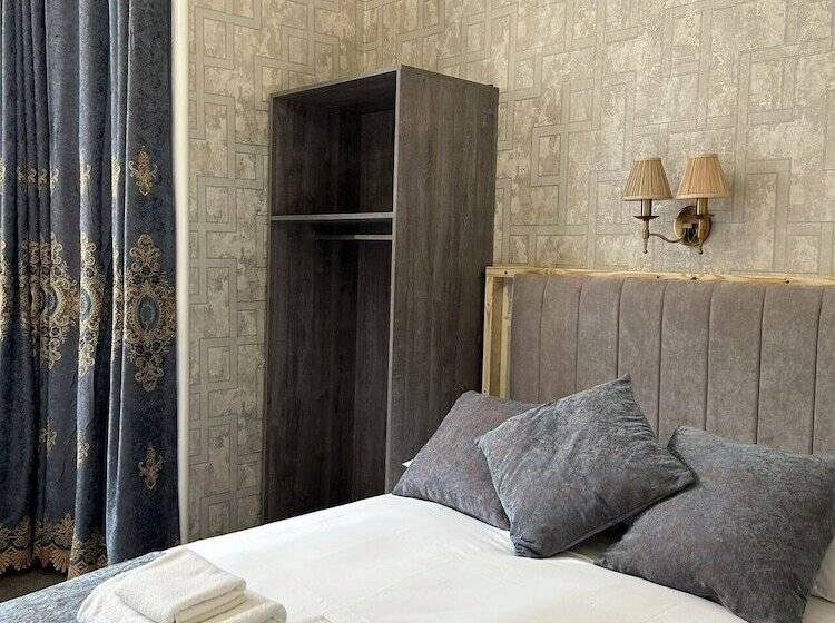 חדר משפחתי, Alexander Guest House