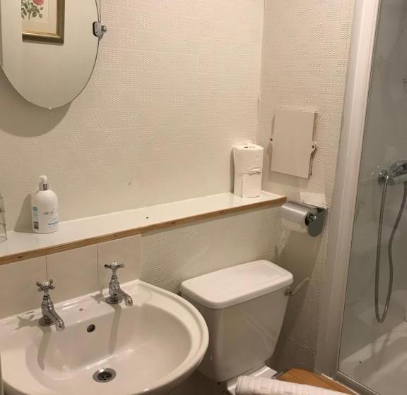 חדר משפחתי בסיסי, Alexander Guest House