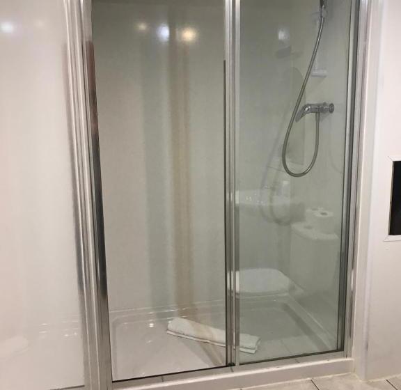 חדר משפחתי, Alexander Guest House