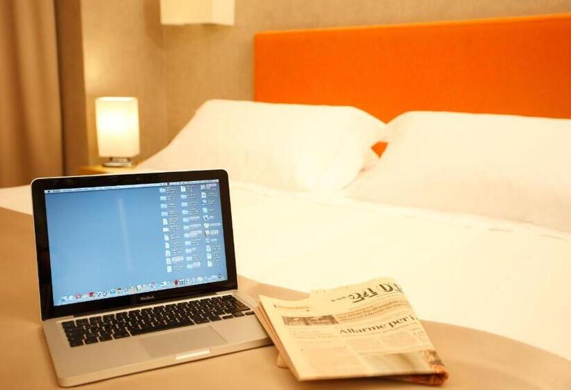 舒适型房间, Blaise & Francis