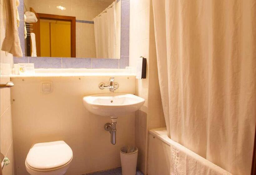 스탠다드 트리플 룸, Travelodge Alicante Puerto