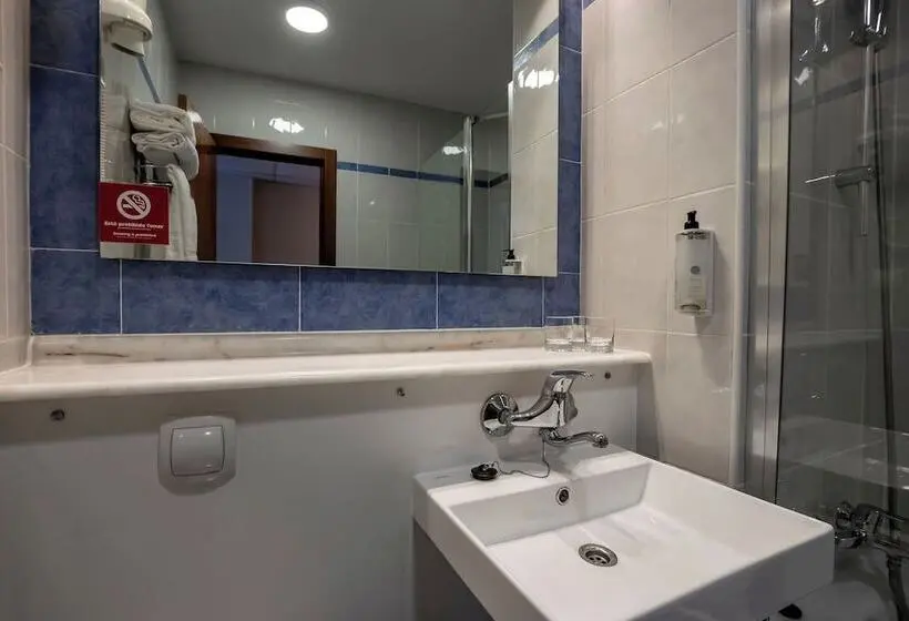 اتاق استاندارد سه نفره, Travelodge Alicante Puerto