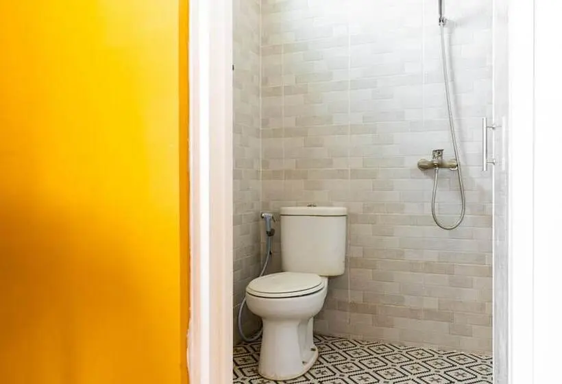 ルームシェアのワンベッド, Reddoorz Hostel @ Di Panjaitan Simpang Lima