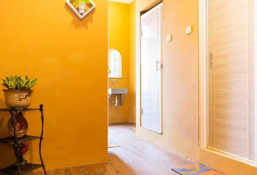 ルームシェアのワンベッド, Reddoorz Hostel @ Di Panjaitan Simpang Lima