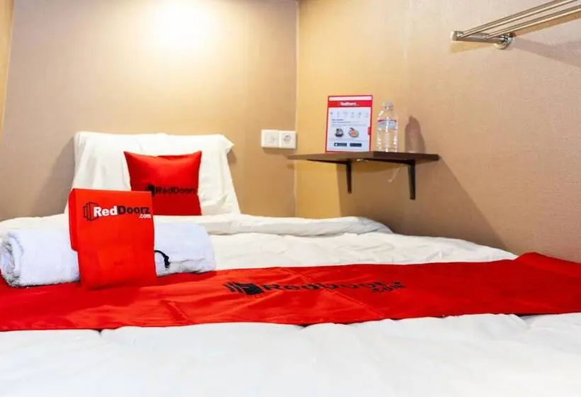 ルームシェアのワンベッド, Reddoorz Hostel @ Di Panjaitan Simpang Lima
