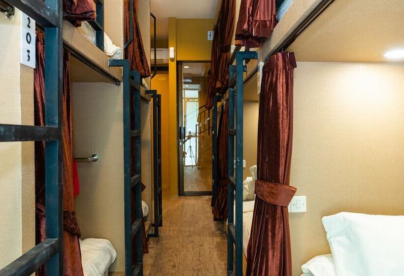 Кровать в Общей Комнате, Reddoorz Hostel @ Di Panjaitan Simpang Lima