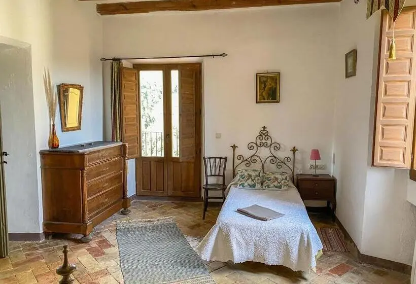 スタンダードトリプルルームの外観-バスルーム, Casa Rural Sant Petrus De Madrona
