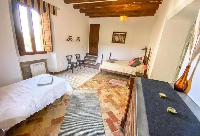 スタンダードトリプルルームの外観-バスルーム, Casa Rural Sant Petrus De Madrona