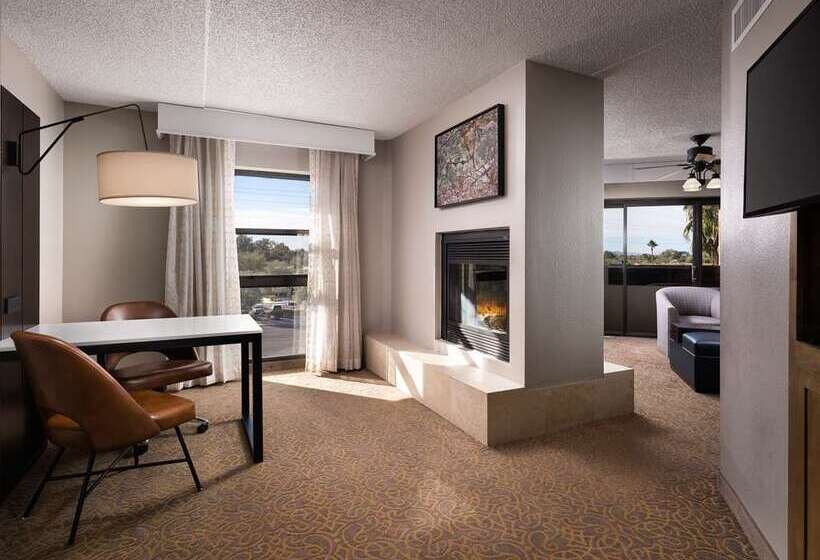 מיטת קינג בסוויטה, Home2 Suites Asheville Airport