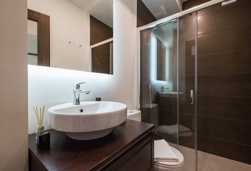 اتاق لوکس, Pensiunea David