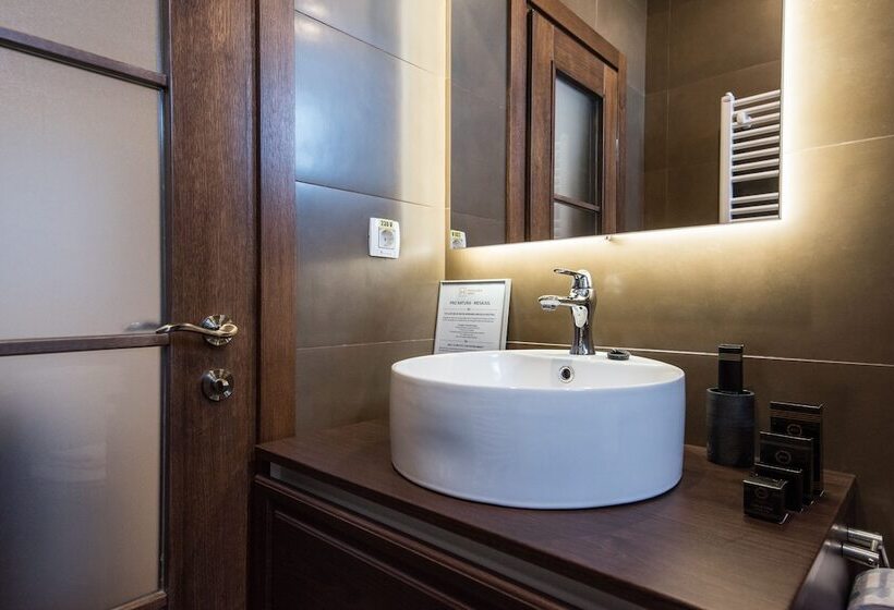 اتاق لوکس, Pensiunea David