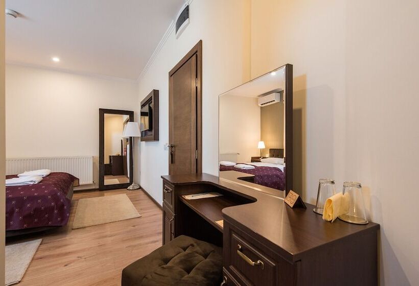 اتاق لوکس, Pensiunea David