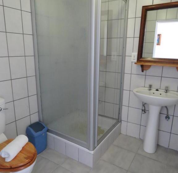 اتاق استاندارد یک نفره, Ngandu At Sea