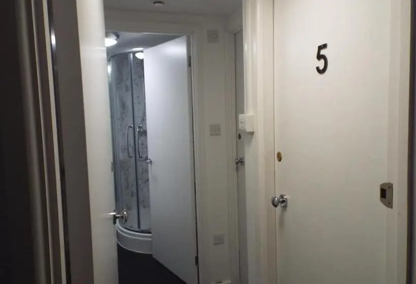 バス共有のスタンダードルーム, Corner House Guest House
