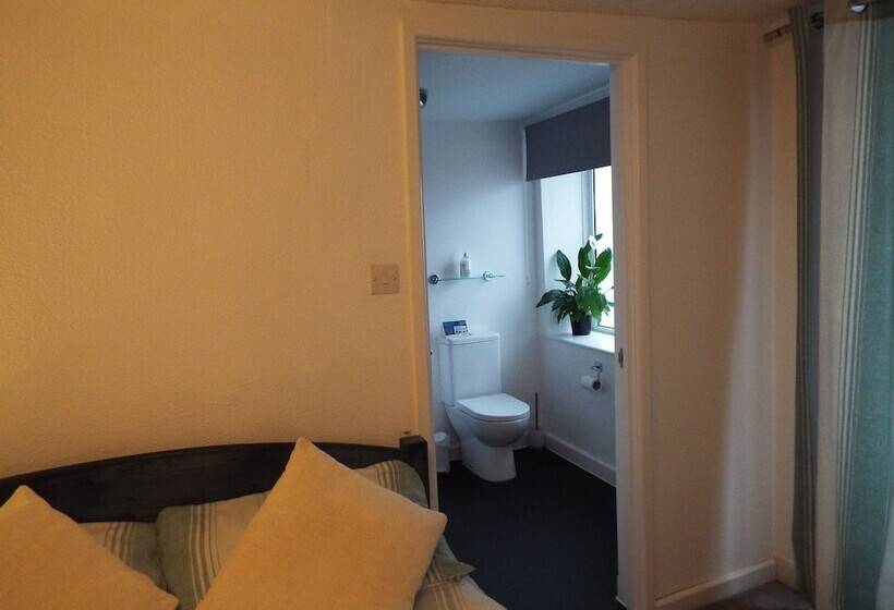 Семейный Номер, Corner House Guest House
