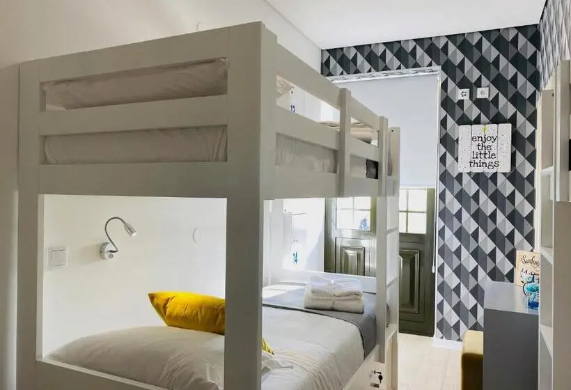 ルームシェアのワンベッド, Family Hostel Costa Nova