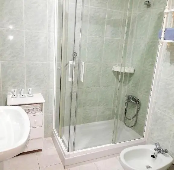 اتاق استاندارد سه نفره, Hostal Doña María