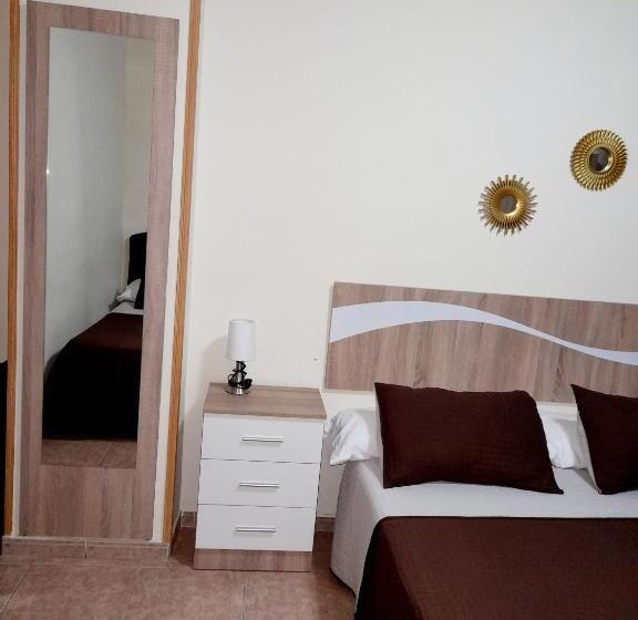 Номер Стандарт Трехместный, Hostal Doña María