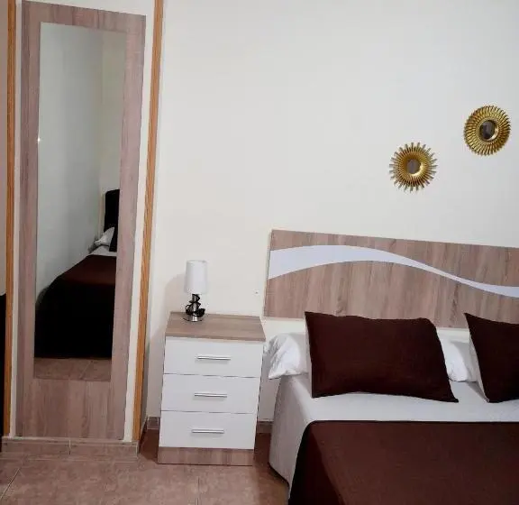 اتاق استاندارد سه نفره, Hostal Doña María