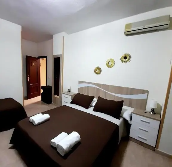 اتاق استاندارد سه نفره, Hostal Doña María