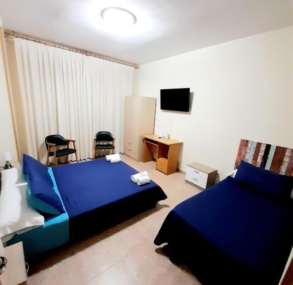 Номер Стандарт Трехместный, Hostal Doña María