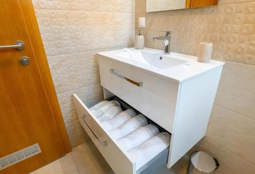 1 Bedroom Penthouse Apartment, Tci Apartments