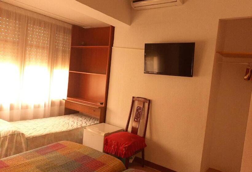 スタンダードトリプルルーム, Hostal Platja