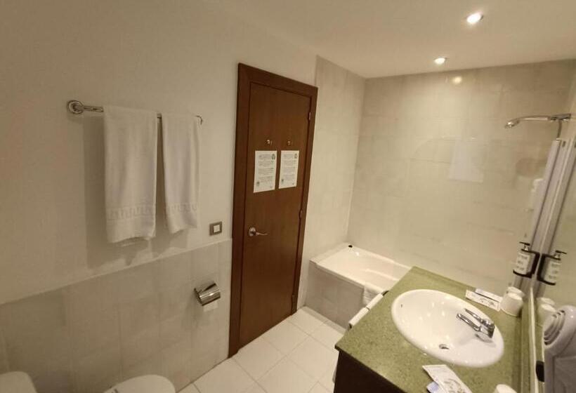 اتاق خانوادگی, Aston