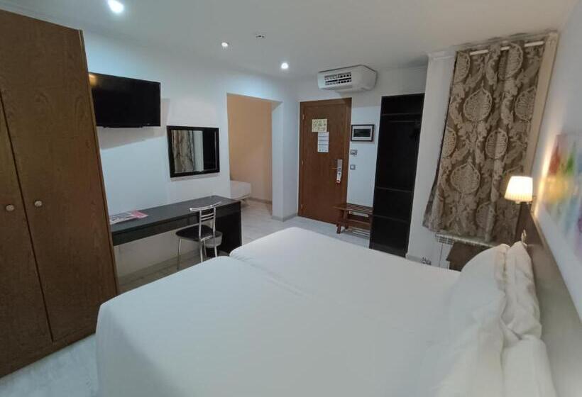 اتاق خانوادگی, Aston