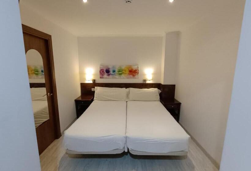 اتاق خانوادگی, Aston