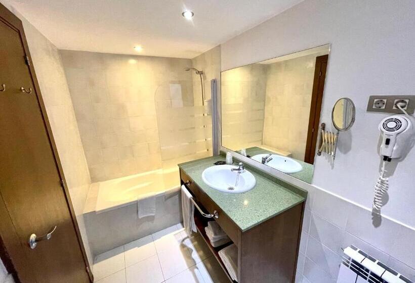 اتاق خانوادگی, Aston