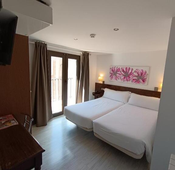 اتاق استاندارد با بالکن, Aston