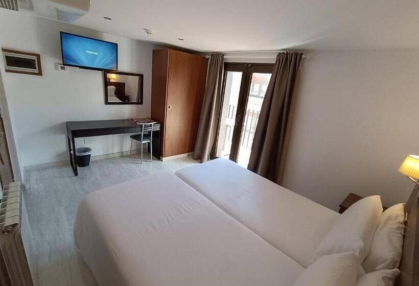 اتاق استاندارد با بالکن, Aston