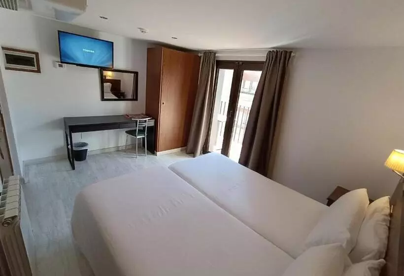 اتاق استاندارد با بالکن, Aston