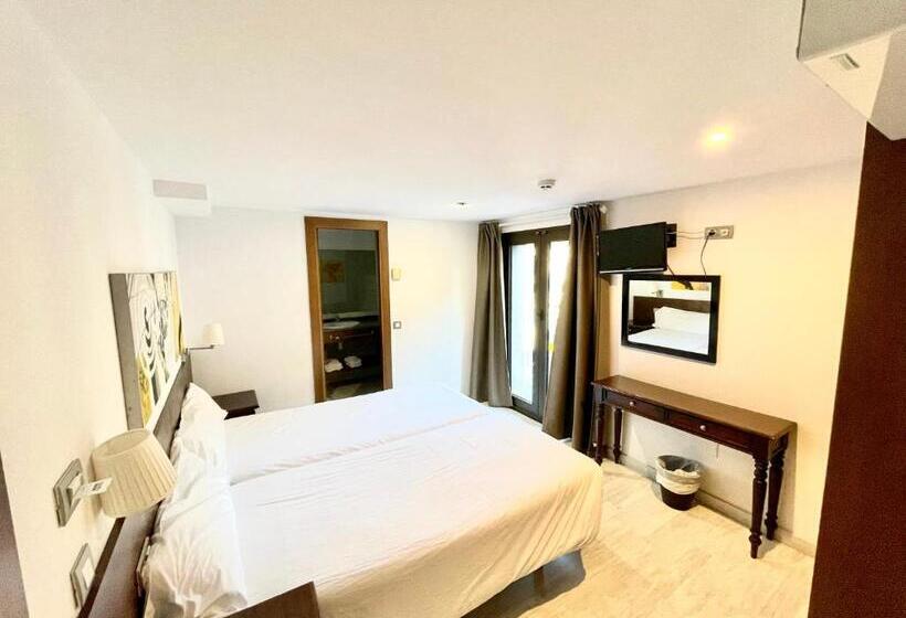 اتاق استاندارد با بالکن, Aston