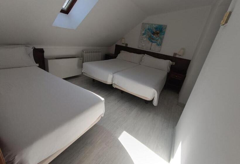 Economy Triple Room, Aston