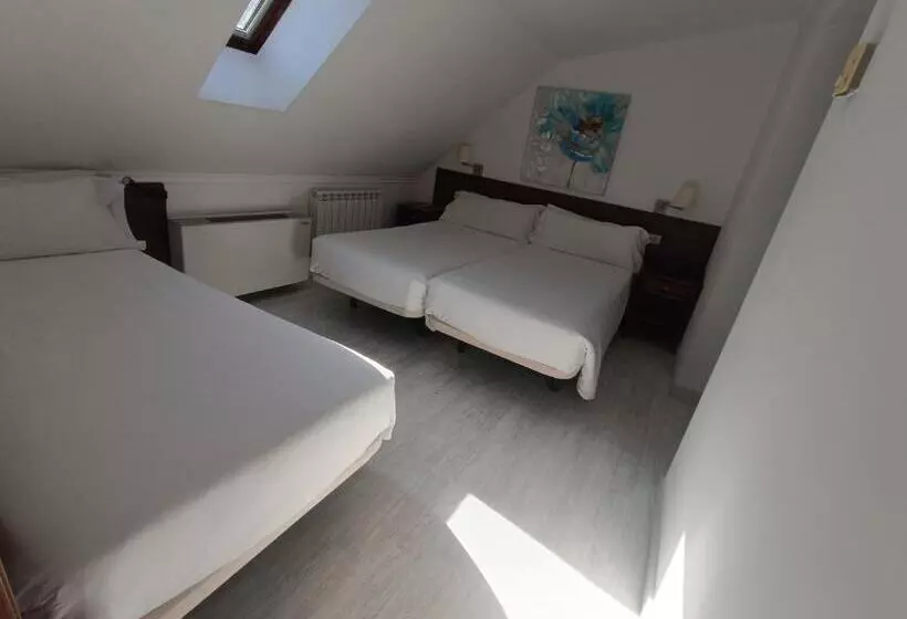Economy Triple Room, Aston