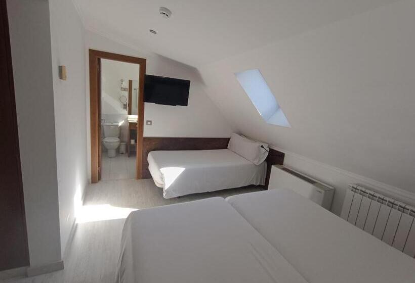 Economy Triple Room, Aston