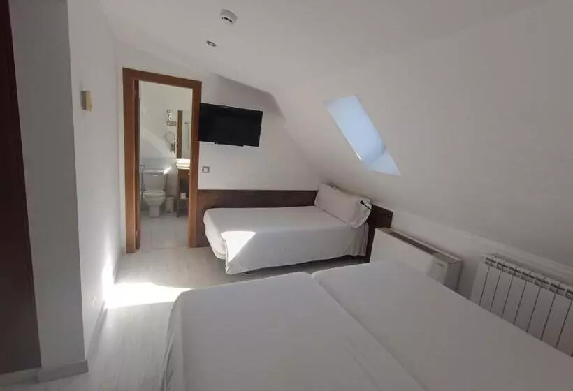 Economy Triple Room, Aston