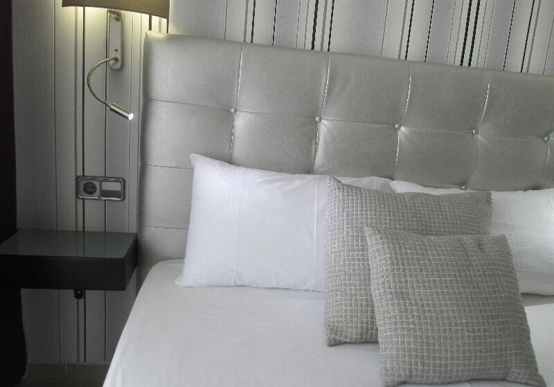 带泳池观景的豪华房, Fenals Garden