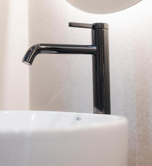 סוויטה עם ג'קוזי, Mondragon Hotela