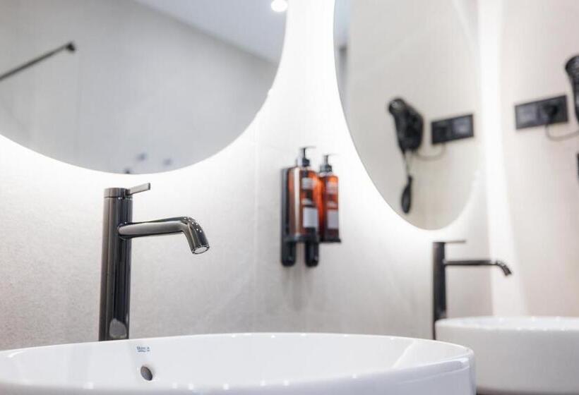 סוויטה עם ג'קוזי, Mondragon Hotela