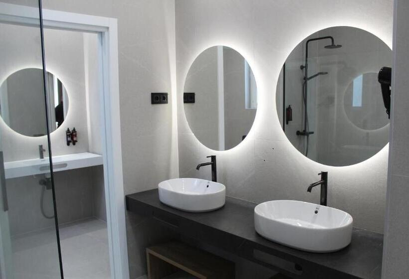 סוויטה עם ג'קוזי, Mondragon Hotela