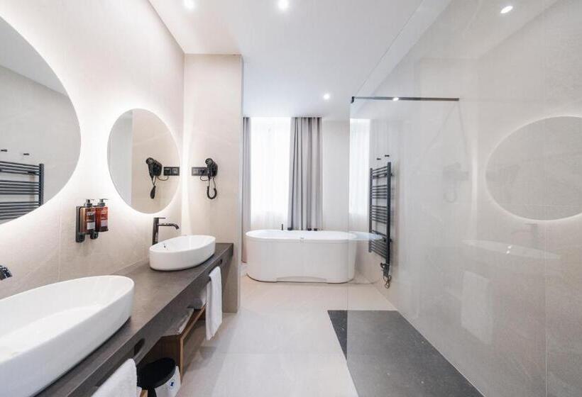 סוויטה עם ג'קוזי, Mondragon Hotela