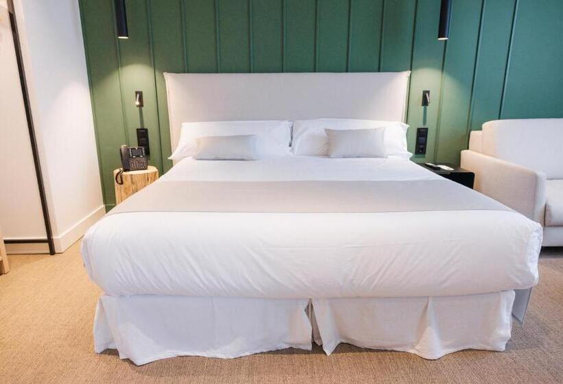 סוויטה עם ג'קוזי, Mondragon Hotela