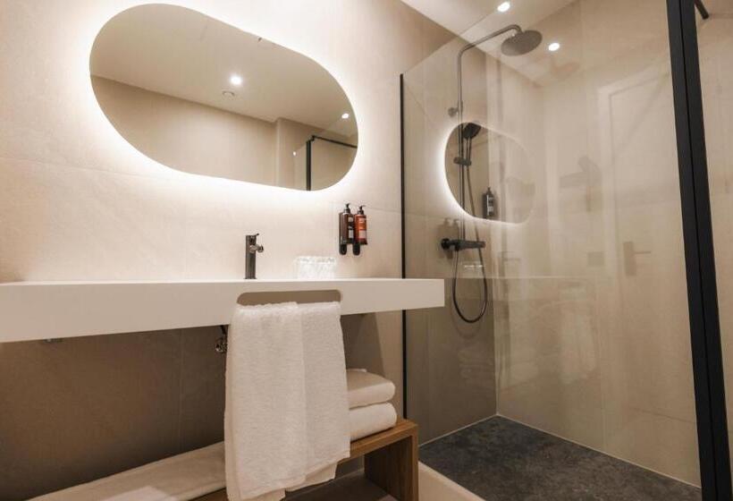 חדר סטנדרט לשלושה, Mondragon Hotela