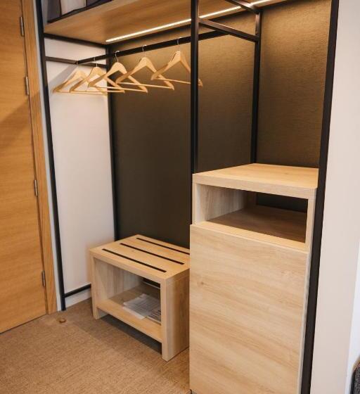 חדר סטנדרט לשלושה, Mondragon Hotela