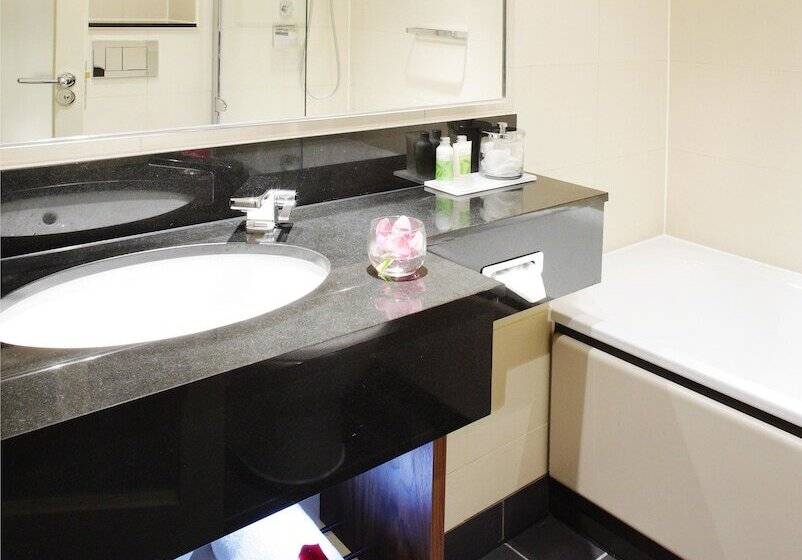 디럭스 룸, The Bristol